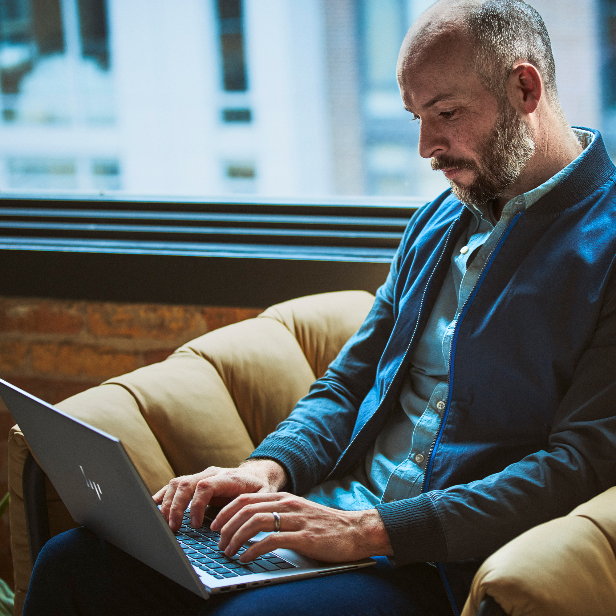 HP ZBook Firefly G11 A AMD Ryzen™ 9 8945HS Mobilna stacja robocza 35,6 cm (14") Ekran dotykowy WUXGA 32 GB DDR5-SDRAM 1 TB SSD Wi-Fi 6E (802.11ax) Windows 11 Pro AI PC Szary - obrazek 5