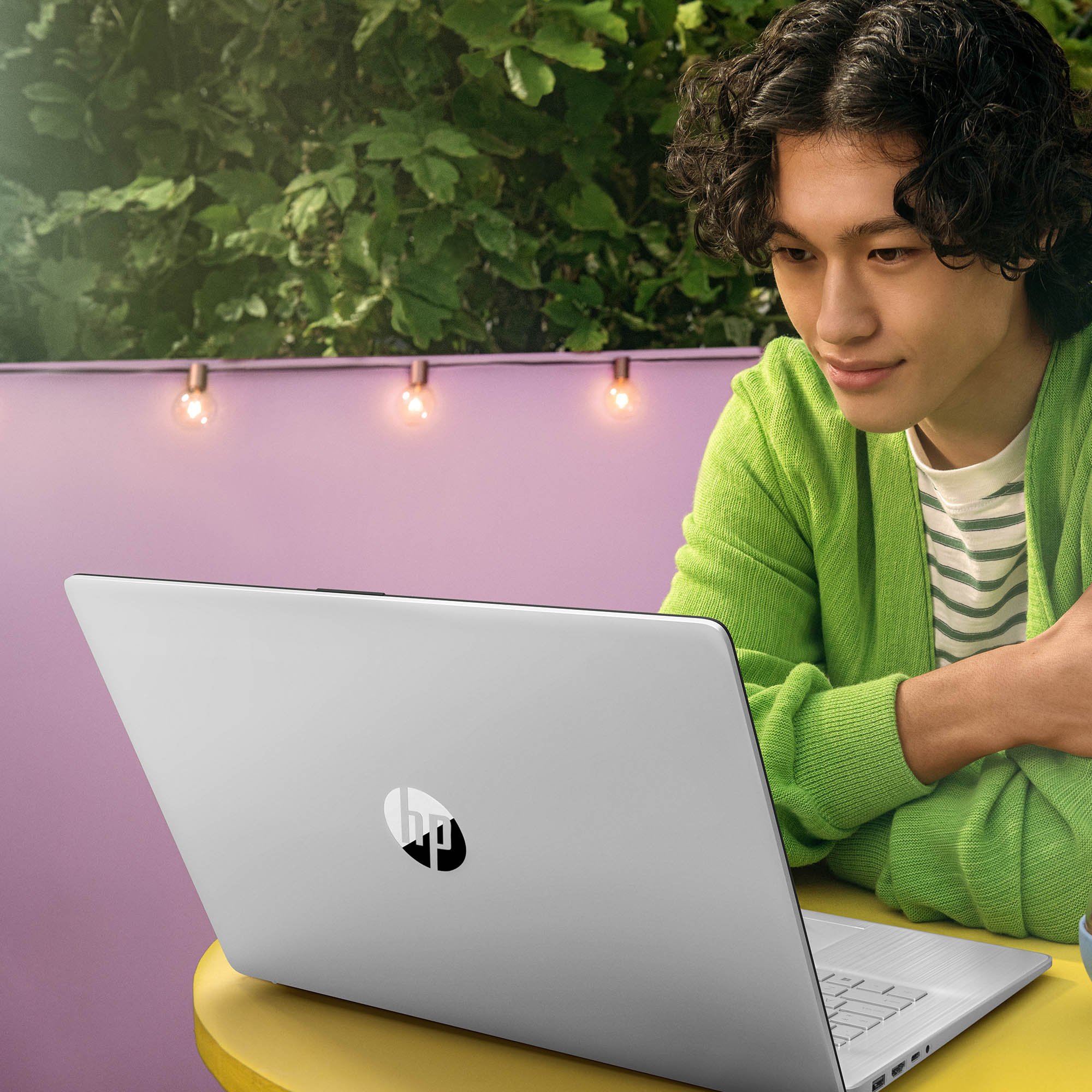 HP 17-cp2065nw AMD Ryzen™ 3 7320U Laptop 43,9 cm (17.3") Full HD 8 GB LPDDR5-SDRAM 512 GB SSD Wi-Fi 5 (802.11ac) Windows 11 Home Srebrny - obrazek 4
