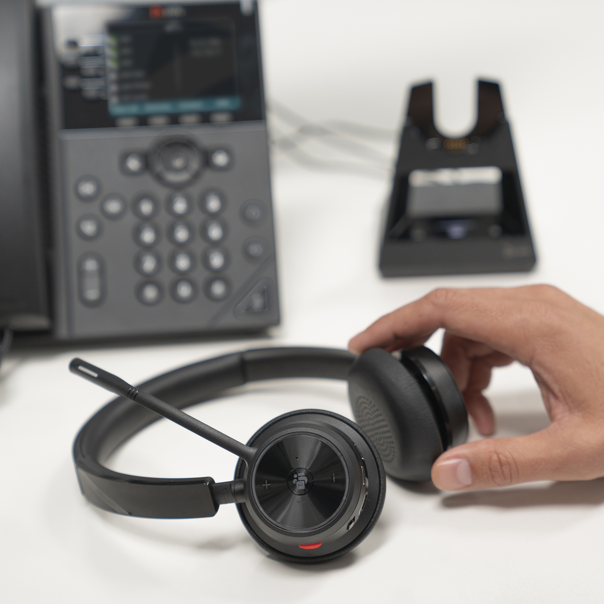 HP Poly Zestaw słuchawkowy Poly Voyager 4320-M + kabel USB-A na USB-C + adapter BT700 - obrazek 3