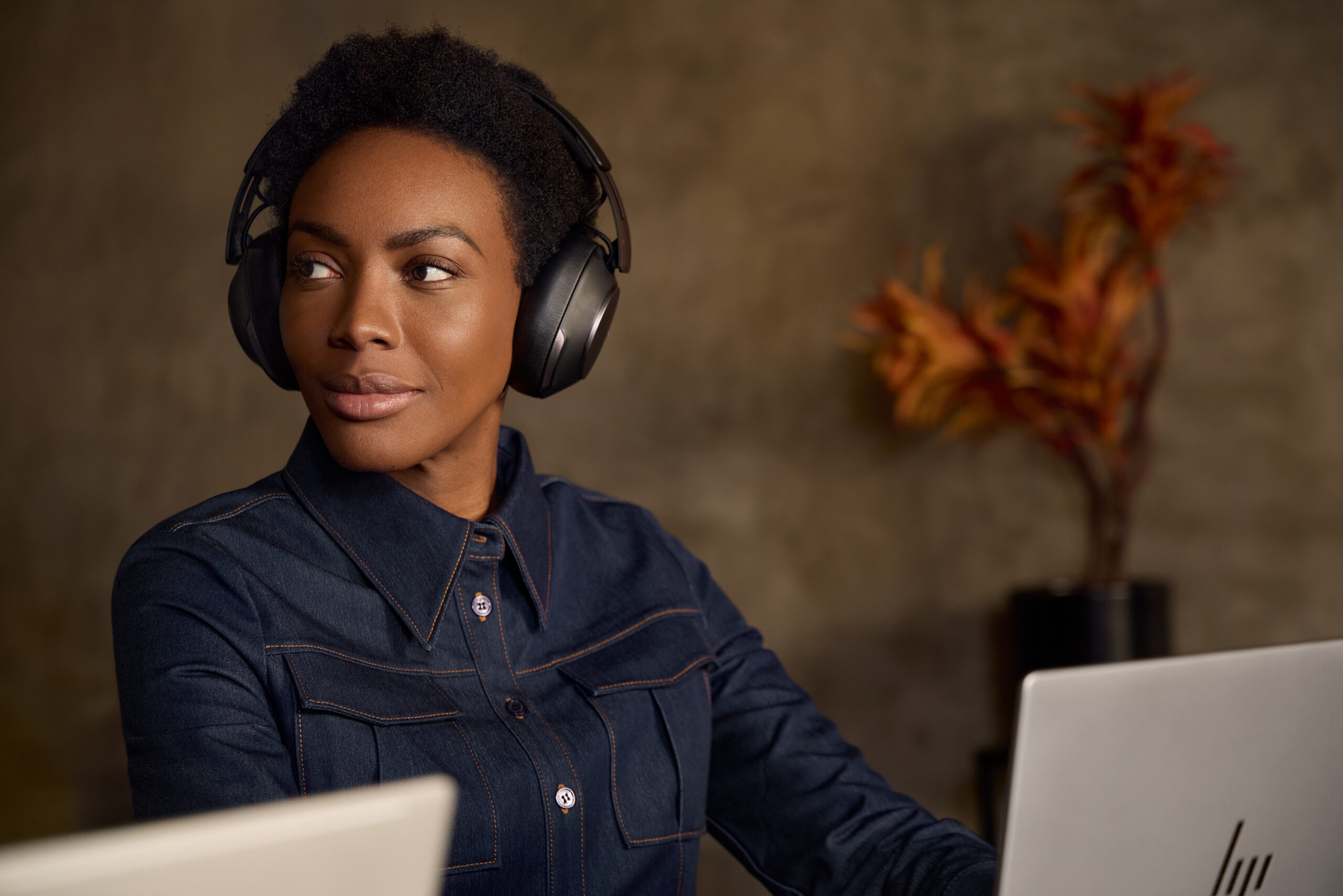 HP Poly Voyager Surround 80 UC USB-C Headset +USB-C/A Adapter - obrazek 4