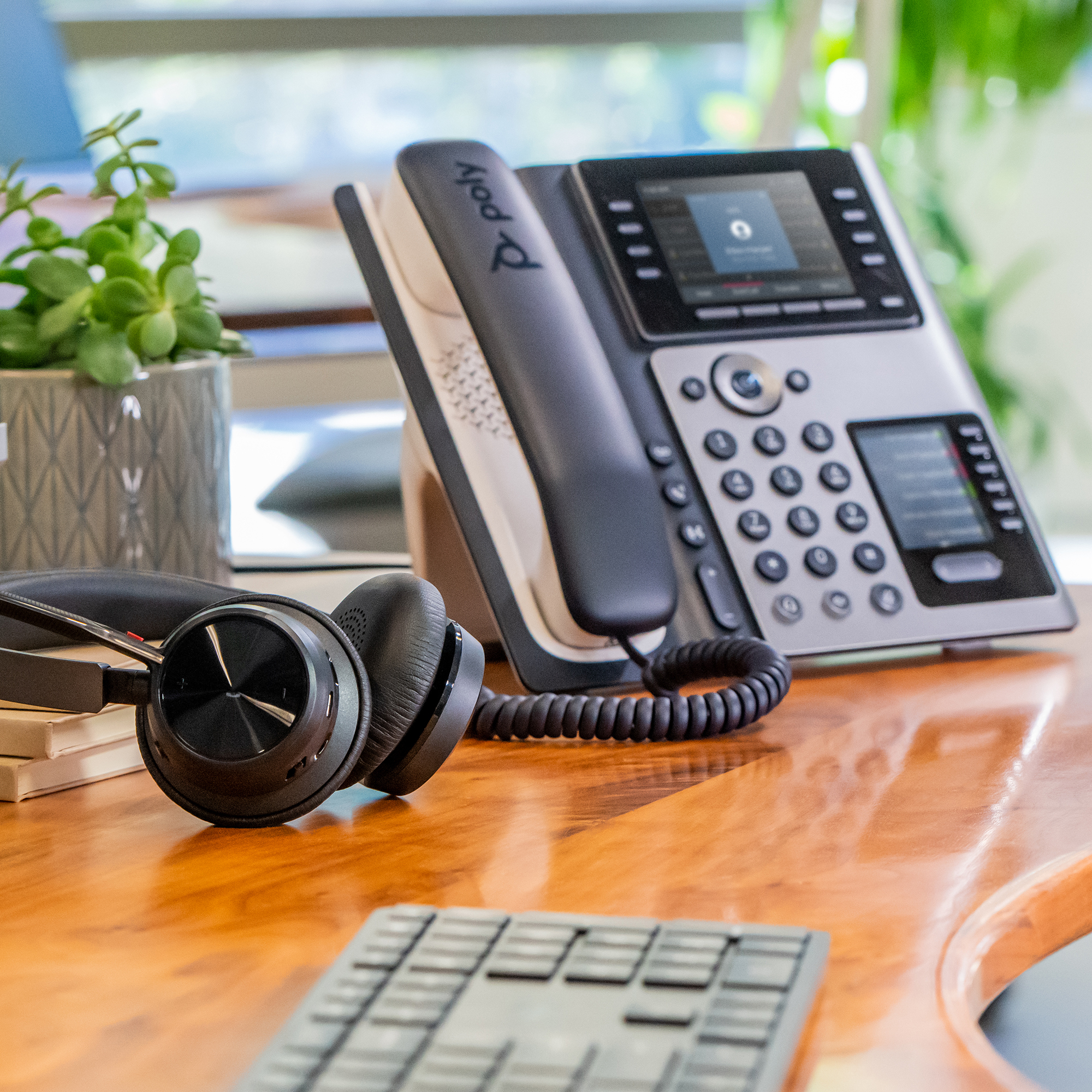 HP Poly Edge E450 IP Phone - Dwa wyświetlacze i PoE - obrazek 2